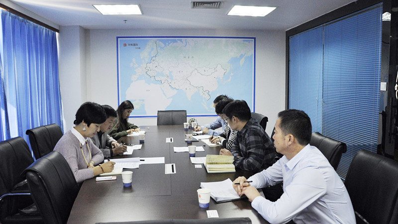 下载完成后，仔细阅读合同范本，了解其中的条款和规定。重点关注以下内容：